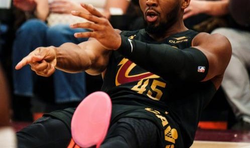 乐鱼体育app-榜眼单节17分带不动鲍尔15中1，米切尔24+6+8失误，骑士力克黄蜂